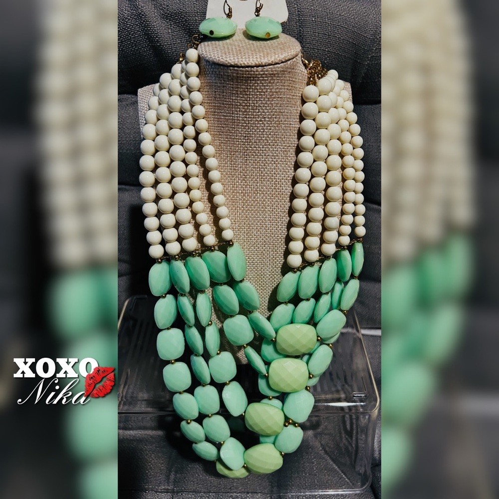 Gorgeous Acrylic Beaded Necklace Set
